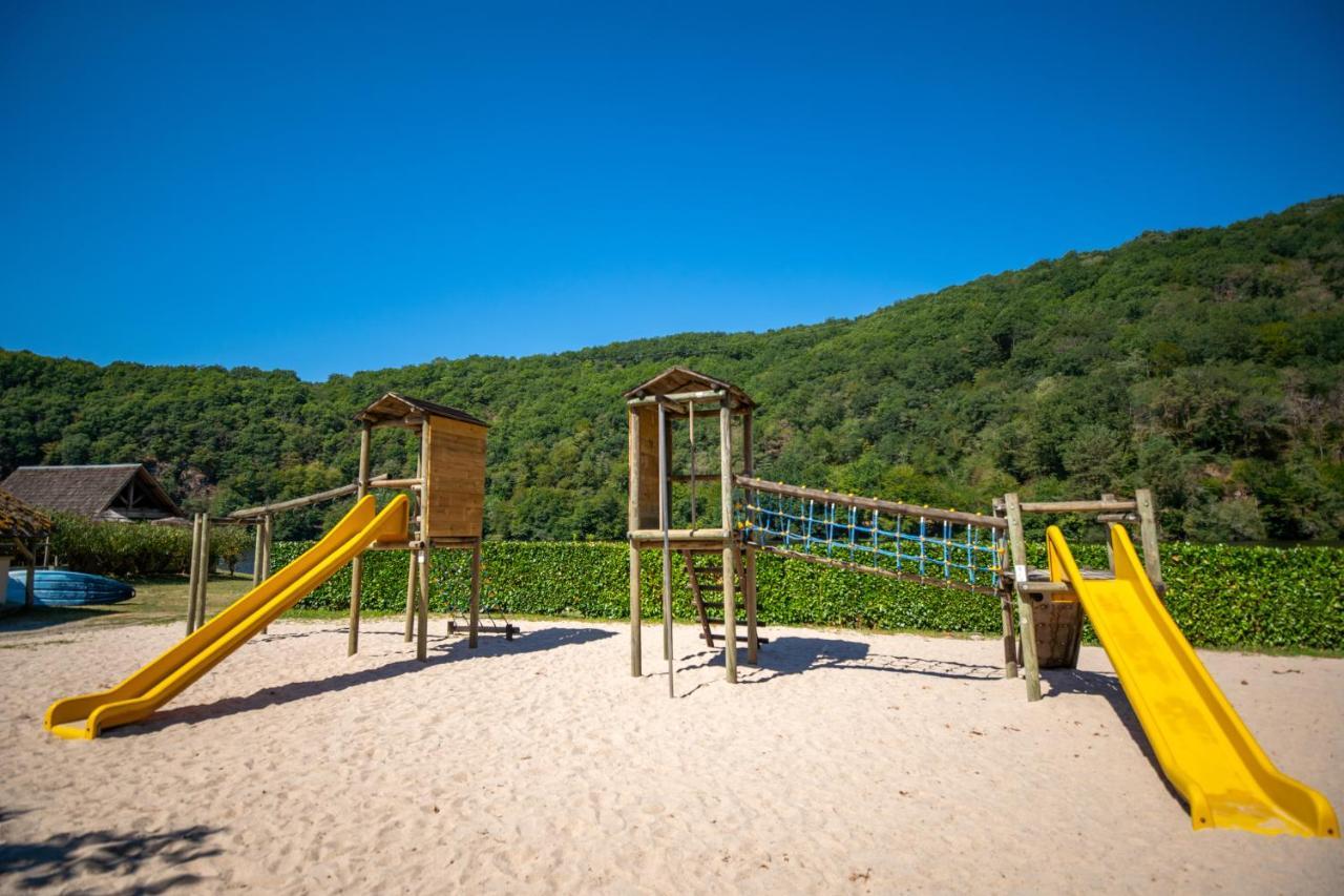 Camping Le château du gibanel Saint-Martial-Entraygues Exterior foto